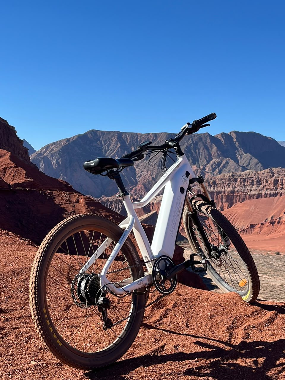 E-bike blanca frente a las formaciones rojas
